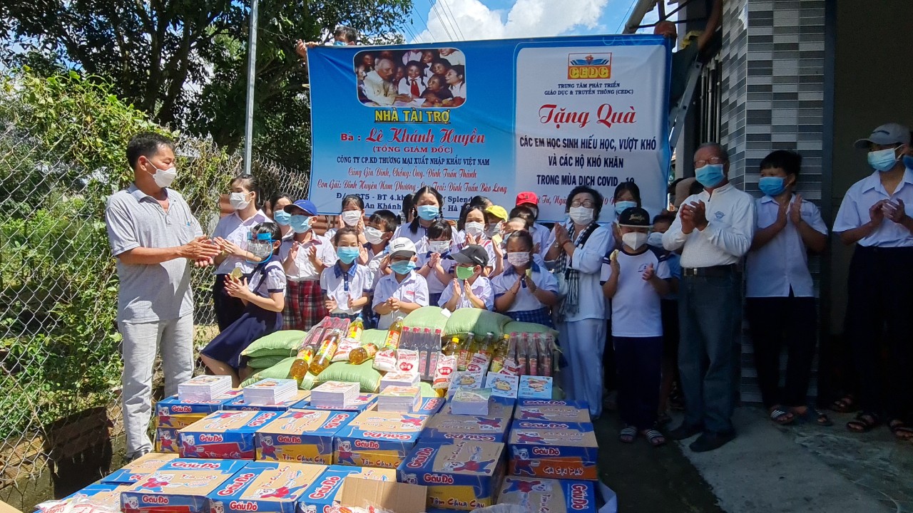 Trung tâm CEDC tặng quà hộ gia đình khó khăn do dịch Covid-19 và học sinh vượt khó hiếu học