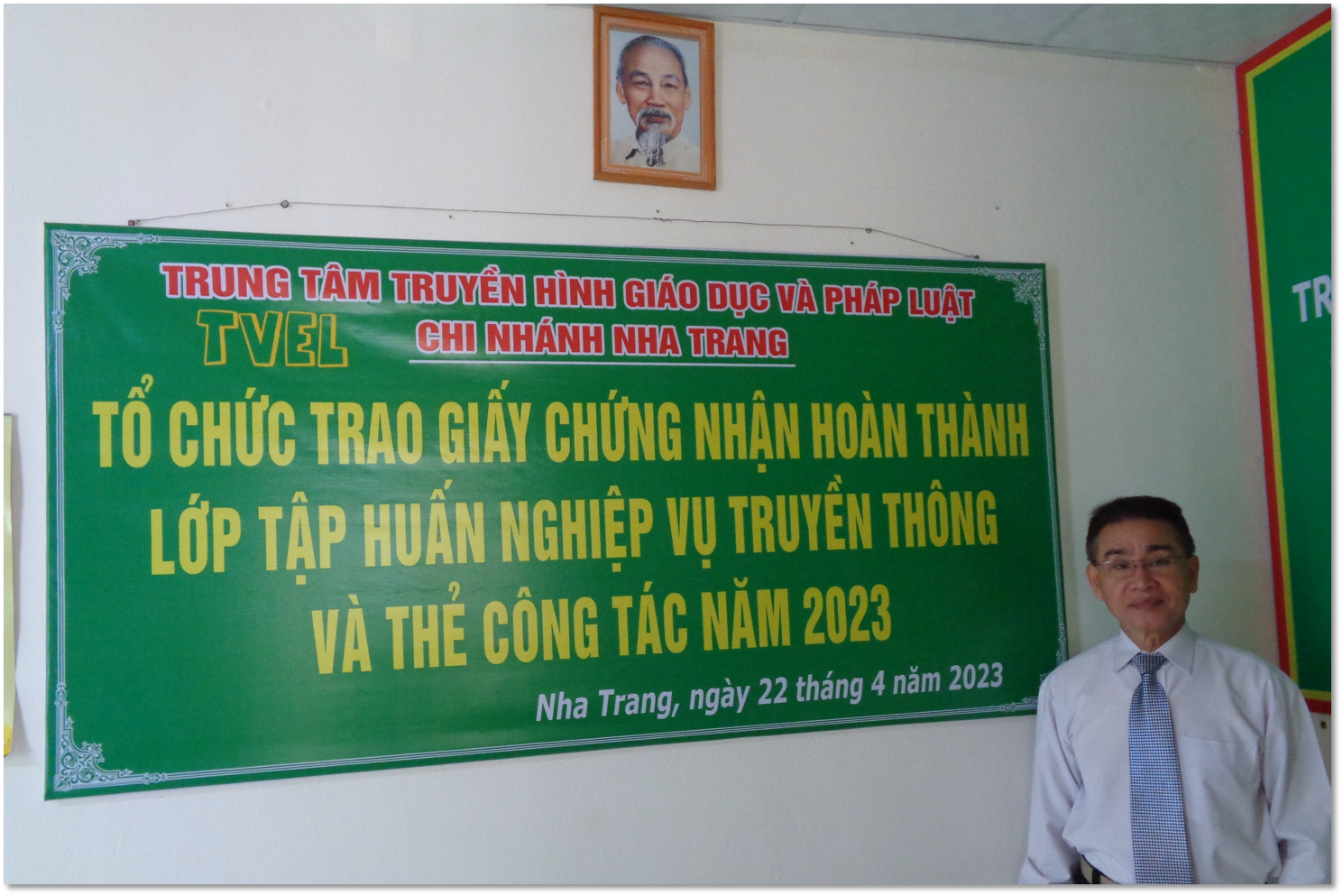 Trung tâm Truyền hình, Giáo dục và Pháp luật (Cty TVEL) tại Nha Trang trao giấy chứng nhận và thẻ công tác cho Ban biên tập và Cộng tác viên