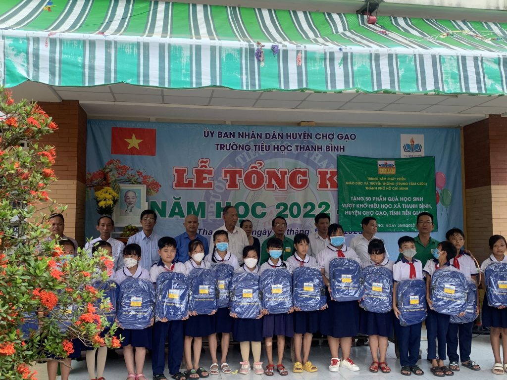 Trung tâm Phát triển Giáo dục và Truyền thông tặng quà học sinh vượt khó hiếu học tỉnh Tiền Giang