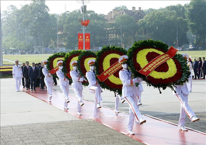 Lãnh đạo Đảng và Nhà nước vào Lăng viếng Chủ tịch Hồ Chí Minh