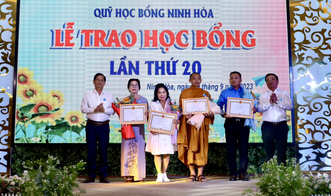 Quỹ Học bổng Ninh Hòa: Trao học bổng cho 592 học sinh, sinh viên hoàn cảnh khó khăn