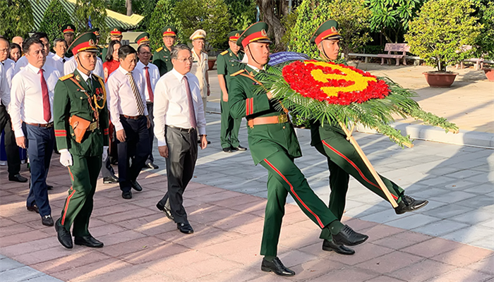 Lãnh đạo tỉnh Khánh Hoà và Tp Nha Trang dâng hương tưởng niệm các anh hùng liệt sĩ dịp Lễ Quốc khánh 2/9